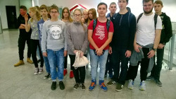 Grupowe zdjęcie gimnazjalistów w holu Młyna Wiedzy