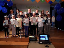 Zdjęcie grupowe zwycięzców konkursu na Klasowego Króla/Królową Życzliwości wraz z organizatorami: Przedstawicielam Fundacji BLISKO DZIECKA i dyrekcji szkoły
